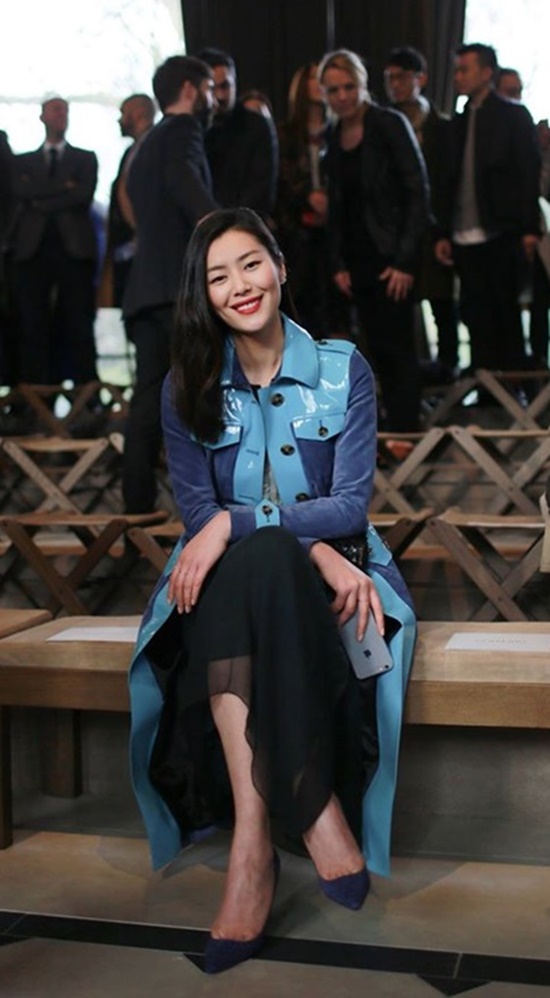 버버리 패션쇼장 리우웬. 중국인 모델 리우웬이 2015 가을/겨울 버버리 멘즈웨어 패션쇼에 참석해 카메라를 바라보며 미소짓고 있다. /리우웬 페이스북