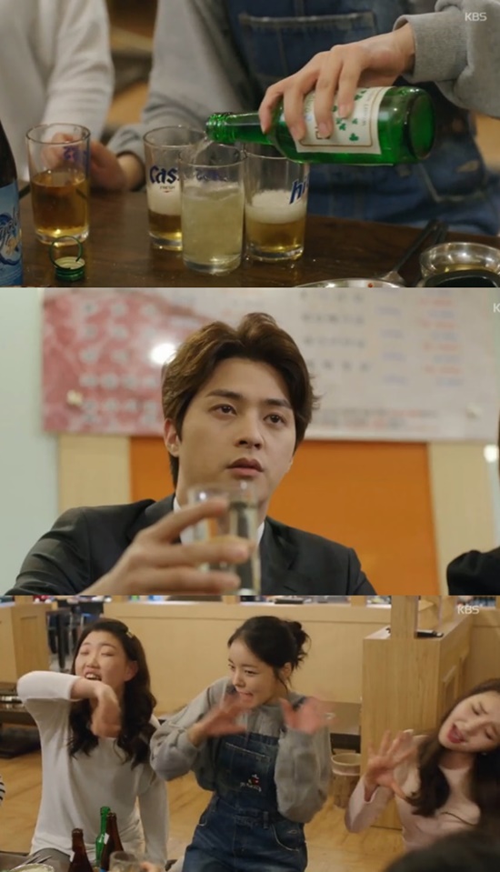 웃기는 여자 문지인. KBS 드라마스페셜 웃기는 여자 여주인공 문지인(맨 아래 가운데)이 김지훈에게 술을 가득 따랐다. /KBS 웃기는 여자 캡처