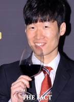 [TF포토] 박지성, '와인 맛 좀 볼까?'