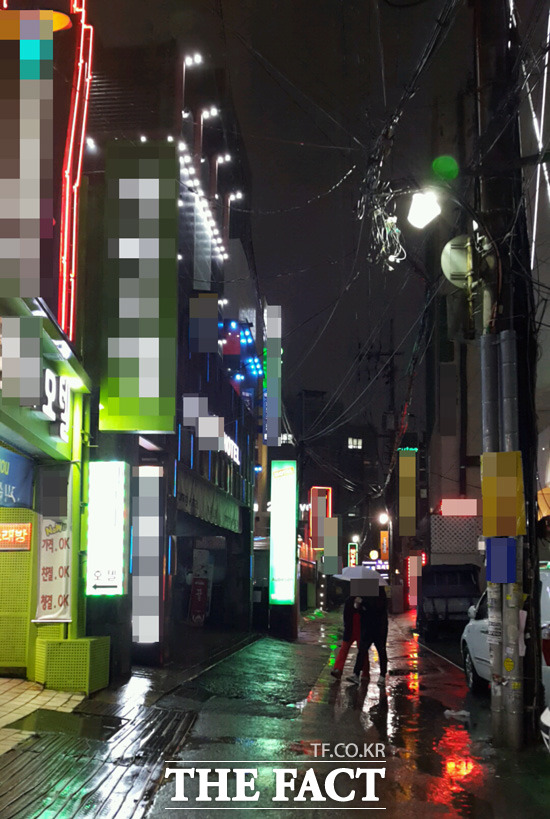 서울 중심가, 수많은 모텔 간판 수많은 모텔 간판의 불빛이 어두컴컴한 모텔촌 골목을 비추고 있다./종로구=김문정 인턴기자