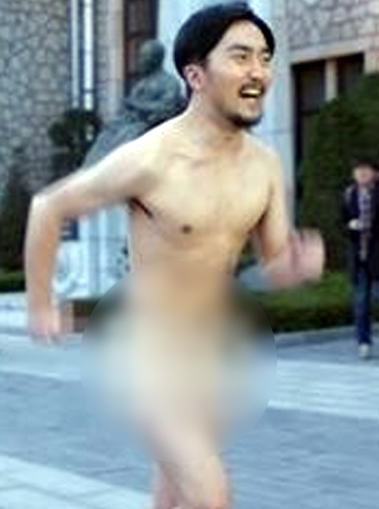 유병재, 실오라기 하나 걸치지 않은 채… 유병재가 알몸으로 대학 캠퍼스를 질주하고 있는 영상에 누리꾼들의 이목이 집중되고 있다./ tvN 초인시대 페이스북