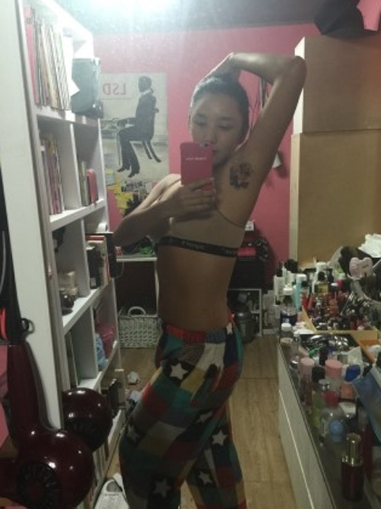 정아름의 겨드랑이 타투 정아름의 겨드랑이 타투에 누리꾼들의 관심이 쏠리고 있다. 정아름은 겨드랑이 타투를 하게 된 계기로 레이디가가의 사진을 뽑았다. /정아름 블로그