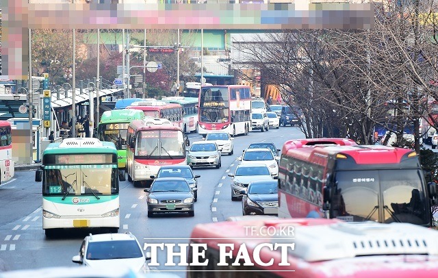대중교통비 올라요 서울 대중교통 요금이 이르면 6월부터 최고 대 300원 오를 전망이다./배정한 기자