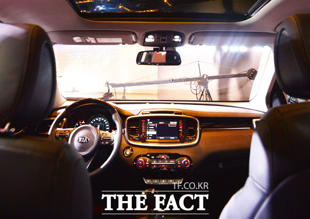 올 뉴 쏘렌토 불량 인정. 올 뉴 쏘렌토에 기름이 줄줄 새는 황당한 사진인 인터넷을 달궜다. /남윤호 기자