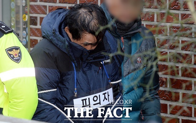태연히 범행을 재연하다니… 박춘풍은 지난해 11월 자신의 동거녀를 목 졸라 살해한 뒤 사체를 무참히 훼손하고 수원시내 5곳에 유기했다. 사진은 지난해 12월 17일 수원 매교동에서 현장검증을 하는 모습./임영무 기자