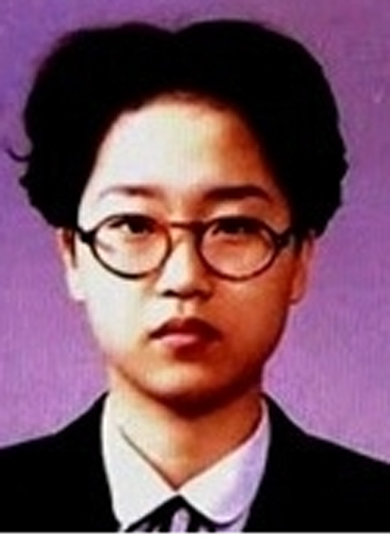 백지영의 졸업 사진 백지영의 졸업 사진이 누리꾼들의 눈길을 끌고 있다. /온라인 커뮤니티 사이트