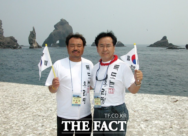독도는 우리의 역사이자 상징입니다 가수 김흥국(왼쪽)과 독도를 방문할 당시 정광태. /정광태 제공