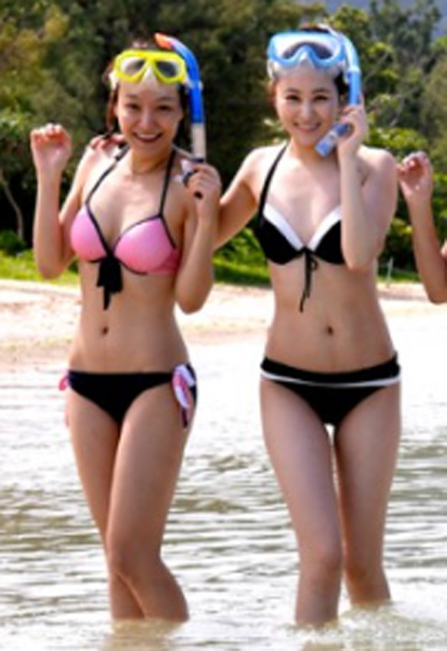 신소율, 위아래 알찬 비키니 자태 신소율(왼쪽)이 비키니 수영복을 입은 영화 일탈여행: 프라이빗 아일랜드 스틸에 누리꾼들의 이목이 쏠리고 있다./ 일탈여행: 프라이빗 아일랜드 스틸