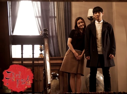 풍문으로 들었소 이준·고아성 함께한 사진 공개돼 지난 7일 풍문으로 들었소 홈페이지에는 이준과 고아성(왼쪽)이 함께한 사진이 공개됐다./SBS 풍문으로 들었소 홈페이지