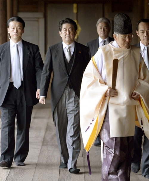 아베 총리의 역사 왜곡의 끝은 어디? 아베 신조 일본 총리(가운데)가 야스쿠니 신사를 참배했다. / 서울신문 제공