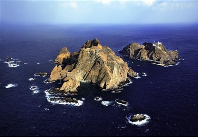 독도는 한국땅! 일본 문부과학성은 6일 한국이 독도를 불법 점거하고 있다는 내용이 담긴 중학교 사회과 교과서 18종의 검정 결과를 확정했다. 이로써 내년부터 일본 중학생 대부분은 이 교과서를 통해 한국이 독도를 불법 점거하고 있다고 배우게 된다./ 서울신문 제공