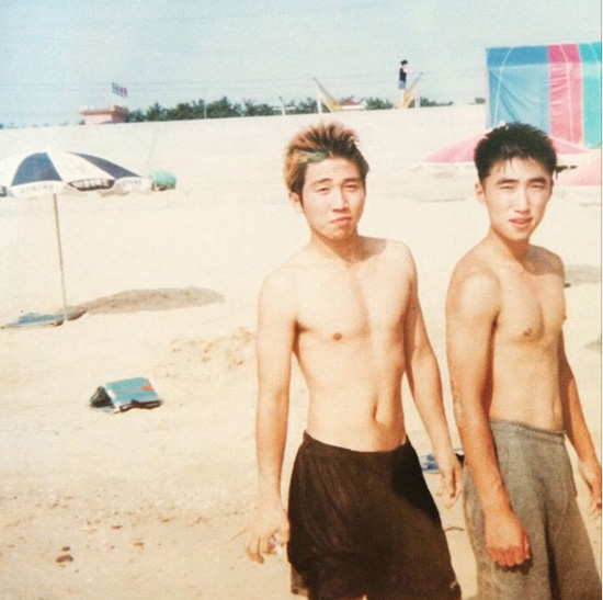 유세윤-장동민, 앳된 얼굴 눈길 유세윤 장동민의 과거 사진에 누리꾼들의 눈길이 쏠리고 있다. 유세윤은 지난 2월 20일 장동민과 찍은 과거 사진을 SNS에 공개했다. /유세윤 인스타그램