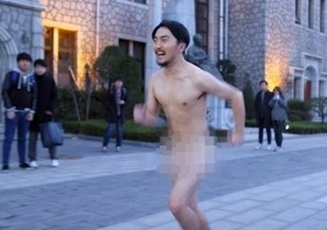 유병재, 실오라기 하나 걸치지 않은 채… 유병재가 알몸으로 대학 캠퍼스를 질주하고 있는 영상에 누리꾼들의 이목이 집중되고 있다. / tvN 초인시대 페이스북