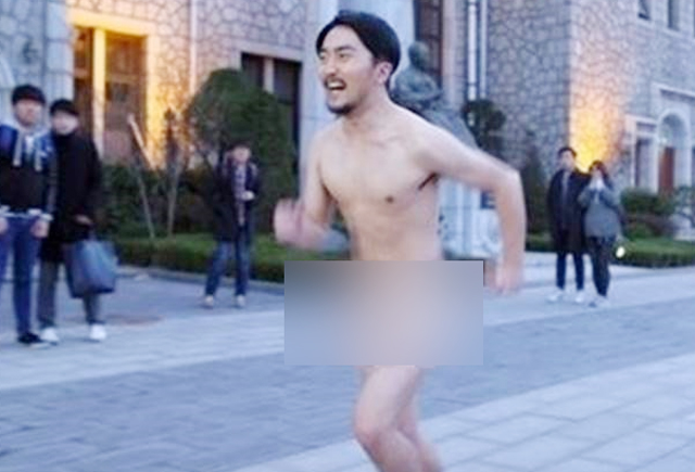 유병재, 홀딱 벗었어요! 유병재가 알몸으로 대학 캠퍼스를 질주하고 있는 영상에 누리꾼들의 이목이 쏠리고 있다./ tvN 초인시대 페이스북