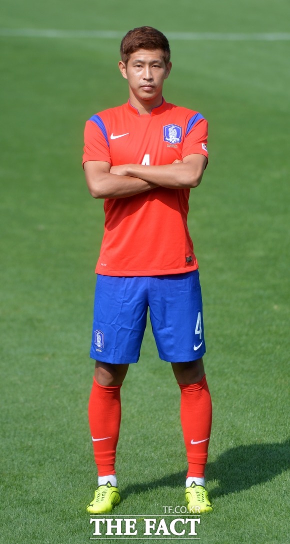 4경기 나서지 못한다. 상대 얼굴을 밟아 논란이 된 김민혁이 7일 4경기 출장 정지 징계를 받았다. / 문병희 기자