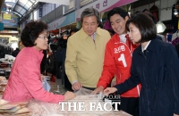 [TF포토] 건어물 구매하는 김무성 새누리당 대표