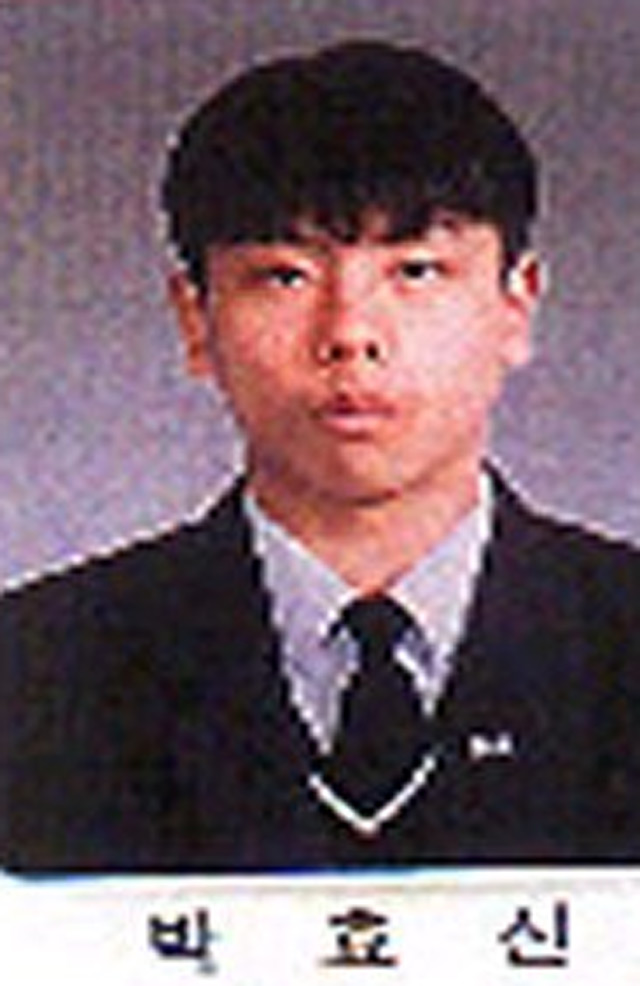 박효신 졸업앨범 공개. 박효신 과거 사진이 공개됐다. 박효신은 지금과 살짝 다른 외모를 보여줘 눈길을 끌고 있다. / 온라인 커뮤니티 캡처