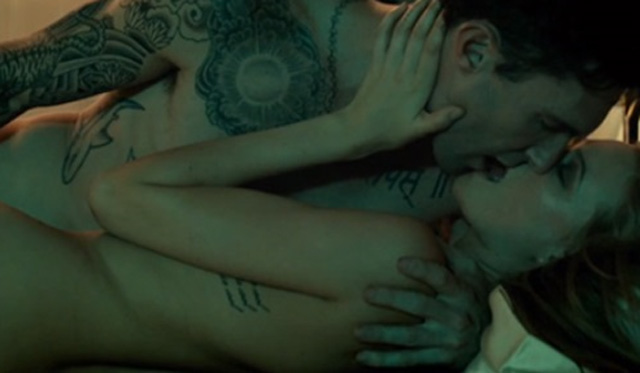 마룬5 애덤 리바인, 아내와 화끈한 베드신 촬영! 마룬5 애덤 리바인과 아내가 찍은 화끈한 베드신이 누리꾼들의 눈길을 끌고 있다. /마룬5 애니멀 뮤직비디오 영상 갈무리