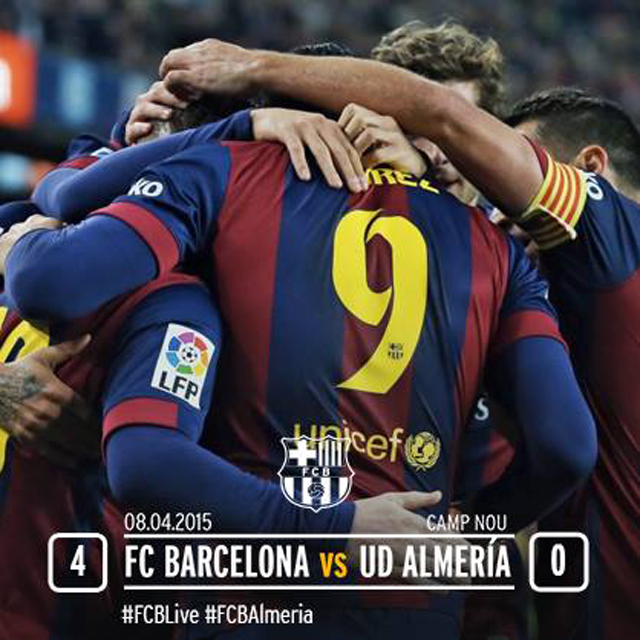 수아레스 잘했어 루이스 수아레스(가운데)가 9일 알메리아전에서 골을 터뜨리자 바르셀로나 선수들이 함께 축하하고 있다. / 바르셀로나 페이스북