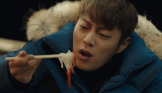갓 잡은 오징어를 회로 떠서 호로록! 윤두준이 식샤를 합시다2 1회에서 오징어 회을 맛있게 먹고 있습니다. /tvN 식샤를 합시다2 방송 화면 캡처