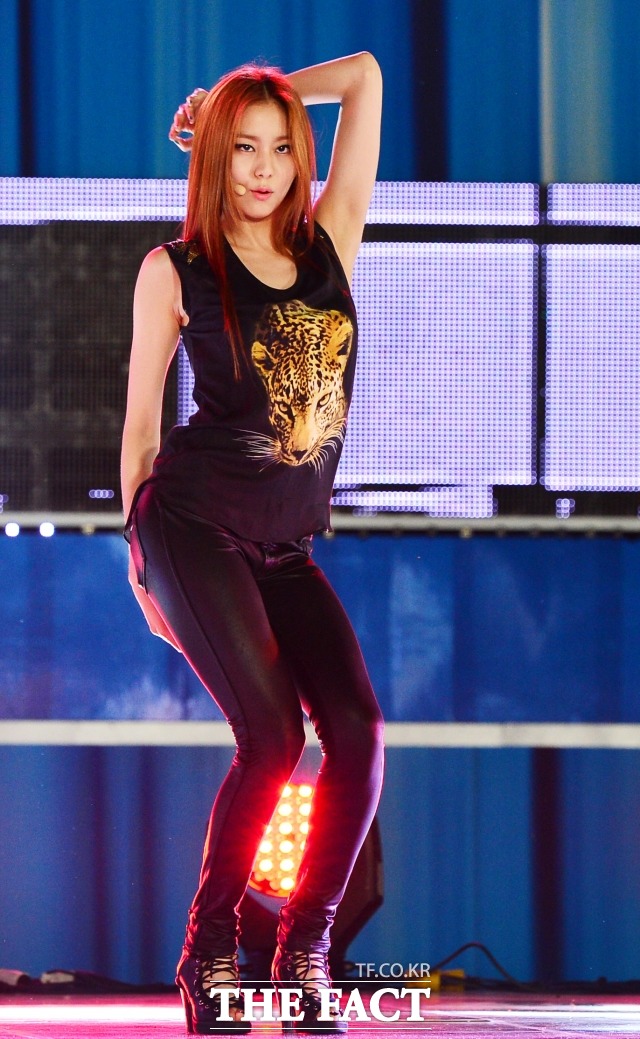 유이, 풀파티서 올블랙? 유이가 지난 2012년 7월 26일 서울 광진구 워커힐호텔 수영장에서 열린 바스켓 풀사이드 파티(Basket Poolside Party)에 참석해 무대를 꾸미고 있다. /배정한 기자