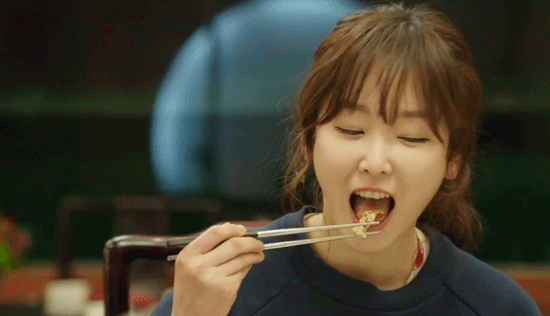 탕수육은 찍먹이 제맛이죠! 소리까지 맛있었던 서현진의 탕수육 먹방 장면입니다. /tvN 식샤를 합시다2 방송 화면 캡처