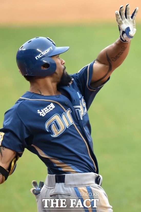 테임즈 사이클링 히트 에릭 테임즈가 9일 열린 KIA전에서 프로야구 통산 17번째 사이클링 히트를 작성했다. 테임즈가 지난해 4월 13일 열린 LG전에서 타격하고 있다. / 더팩트 DB