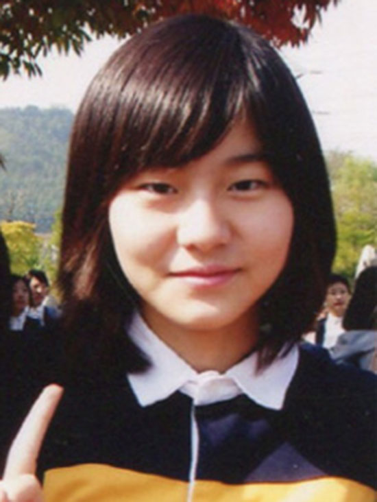 유이 과거 사진 공개. 유이 과거 사진에 대한 누리꾼들의 관심이 뜨겁다. 누구나 당연하겠지만 유이의 과거 모습은 지금과 사뭇 달랐다./SBS 달고나 캡처
