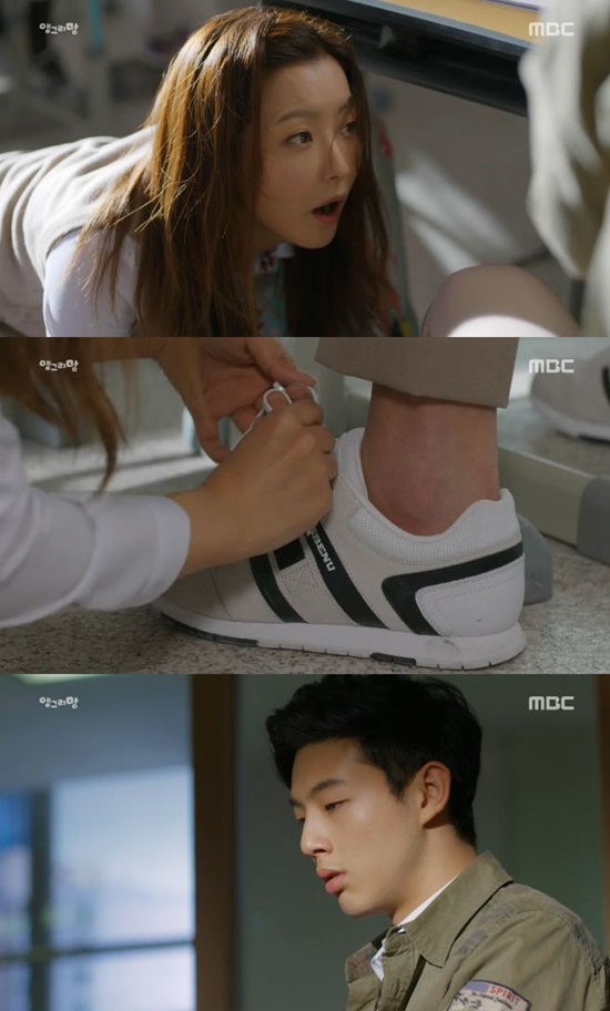 앵그리맘 지수 로맨스 시작. MBC 앵그리맘의 지수(맨 아래)가 김희선(맨 위)의 손길에 떨리는 마음을 느꼈다. / 앵그리맘 방송 캡처