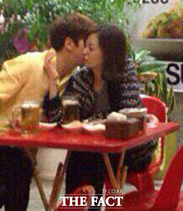 윤현민 정소민 열애 인정. 윤현민 정소민 커플의 데이트 현장이 포착됐다. 윤현민 정소민 커플은 치킨을 앞에 두고 뽀뽀를 하고 있다. / 더팩트 독자 제공