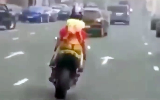 오늘의 유튜브 오토바이 뒷좌석은 조심하세요? 지난달 15일 유튜브에는 오토바이. 충격사고라는 제목이 영상이 공개됐다./ 유튜브 영상 캡처