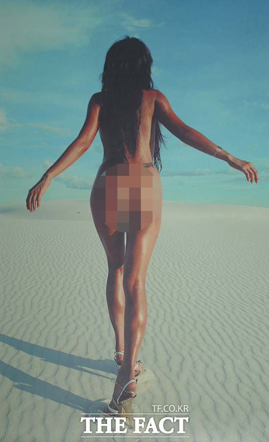 이혜영 해변서 올 누드. 이혜영의 올 누드 화보가 누리꾼들의 시선을 사로잡았다. 이혜영은 구릿빛 살결과 완벽한 보디라인으로 바다를 향해 걸었다./더팩트 DB