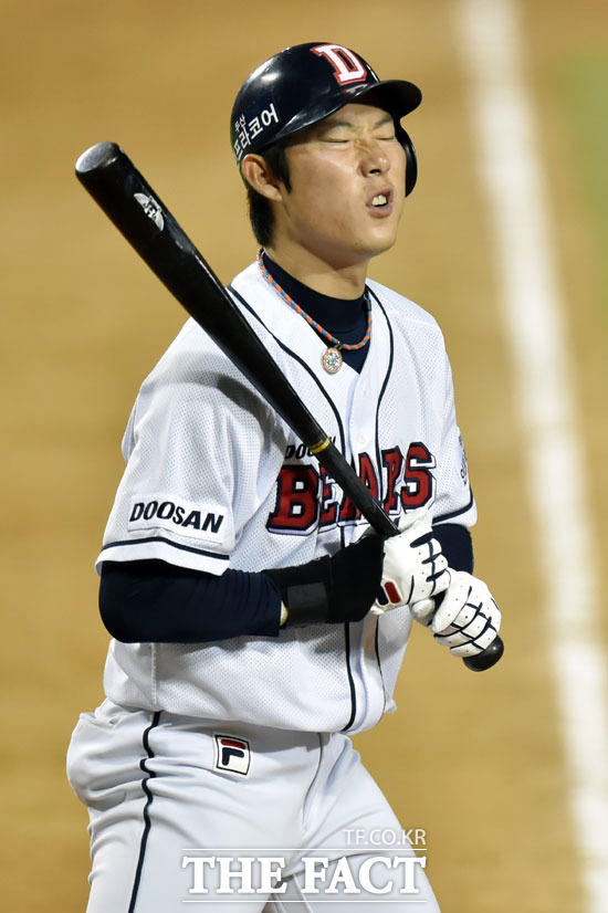 고영민이 1루 미트 낀 사연. 고영민의 원래 자리는 2루수다.  /최진석 기자