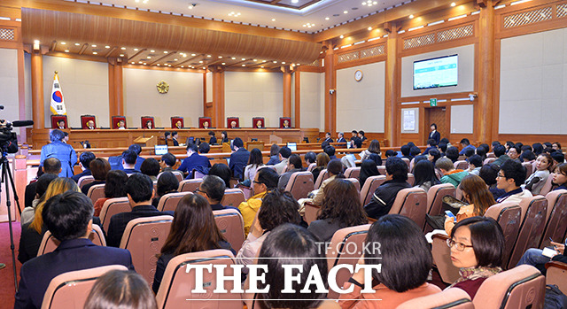 성매매특별법, 헌재의 손에 9일 헌법재판소 전원재판부는 대심판정에서 성매매특별법 위헌심판 사건의 첫 공개변론을 열었다. 이날 찬반 양측은 성매매 남성과 여성 모두 처벌하도록 규정한 법률 조항이 헌법에 어긋나는지를 놓고 격돌했다./헌법재판소=김슬기 기자