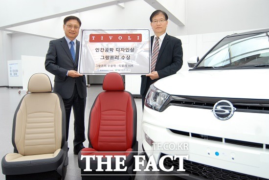 쌍용차 티볼리 세미버킷 시트 인간공학 디자인상 그랑프리 쌍용자동차는 대원강업과 함께 개발한 티볼리의 세미버킷 시트가 인간공학 디자인상(EDA)에서 최고 영예인 그랑프리를 수상했다고 10일 밝혔다. 구재광 대원강업 상무, 이수원 쌍용자동차 차량개발센터 전무(오른쪽) / 쌍용자동차 제공