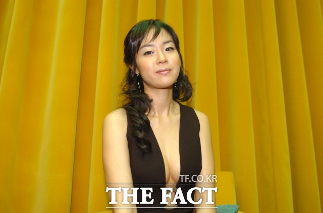 이재은. 영화배우 이재은이 지난 2004년 5월 다이어트 런칭 행사에 참석하여 포즈를 취하고 있다. /더팩트DB