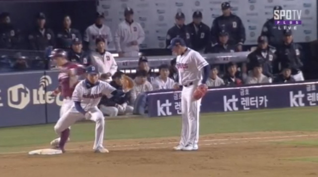 서건창, 고영민과 충돌 장면 다시 보니 서건창과 고영민의 충돌 장면이 누리꾼들의 관심을 받고 있다. /스포티비 영상 갈무리