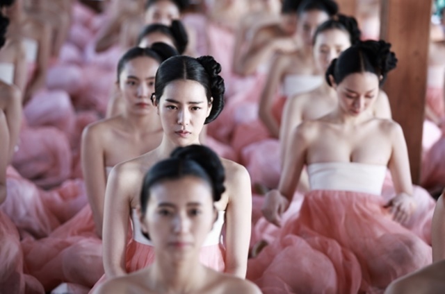 간신, 청소년 관람 불가 등급 받아 영화간신은 청소년 관람 불가 등급을 받았다./ 간신 스틸