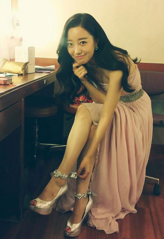 이재은 결혼 하고 싶어서? 이재은 아나운서의 웨딩 슈즈를 신은 사진이 눈길을 끈다. /이재은 아나운서 SNS