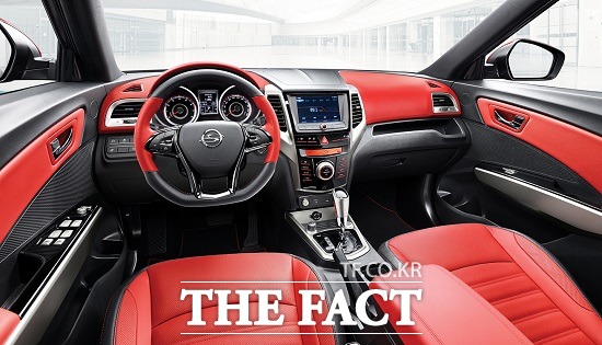 티볼리의 세미버킷 시트는 등받이 부위별로 단단한 정도가 다른 이경도 패드와 편안함을 증대시킨 Pullmaflex 스프링방식 적용 등 신체 부위별 특성을 고려한 설계로 코너링 및 주행을 할 때 안락감과 편의성을 최적화해 감성품질을 극대화했다.