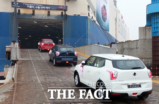 유럽·중남미 지역 공략을 선언한 쌍용차는 지난달말 티볼리 2000여 대의 첫 수출 선적 기념식을 열고 글로벌 소형 SUV시장 진출의 첫발을 내디뎠다. / 쌍용자동차 제공