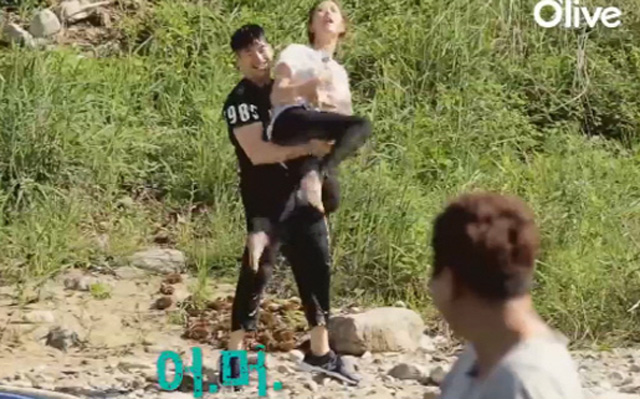 채리나를 향한 손호영의 나쁜 손 채리나 손호영의 민망한 신체접촉이 다시금 눈길을 끌고 있다. /온스타일 방송 영상 갈무리