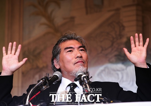 사라진 트로트 황제 나훈아가 지난 2008년 1월 25일 오전11시 서울 홍은동 스위스그랜드힐튼호텔에서 신체훼손설과 건강이상설을 해명하는 기자회견을 열고 연예계에서 잠적했다. /더팩트DB