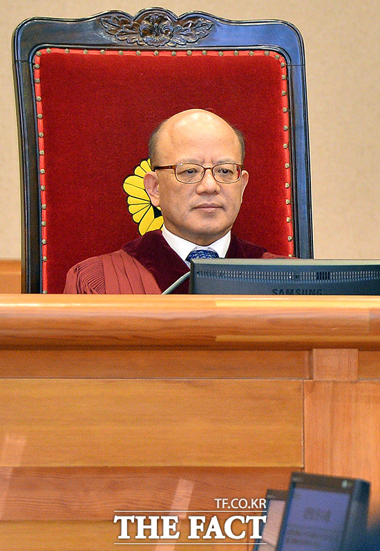 양측의 주장을 들어볼까 성매매 관련자 처벌을 규정한 성매매 특별법(성매매알선 등 행위의 처벌에 관한 법률)의 위헌 여부를 가리기 위한 헌법재판소의 공개변론이 9일 오후 서울 종로구 재동 헌법재판소에서 열린 가운데 박한철 헌법재판소장이 공개변론을 기다리고 있다./헌법재판소=김슬기 기자