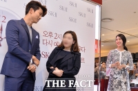 [TF포토] 옥택연, '이연희도 미소 짓게 하는 외모'