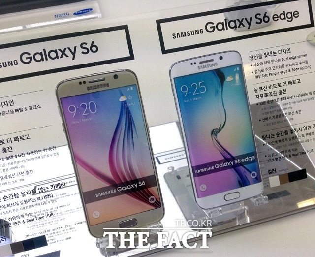 제품은 합격점, 가격은 글쎄… 갤럭시S6·엣지, 첫날 반응은? 삼성전자가 애플의 아이폰6와 아이폰6 플러스의 대항마로 야심 차게 내놓은 최신형 스마트폰 갤럭시S6와 갤럭시S6엣지가 드디어 시장에 첫발을 내디뎠다. / 최승진 기자