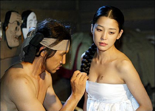 한고은, 가슴에 문신! 한고은의 과거 드라마 촬영 장면이 다시금 주목받고 있다. /온라인 커뮤니티 게시판, SBS 장길산