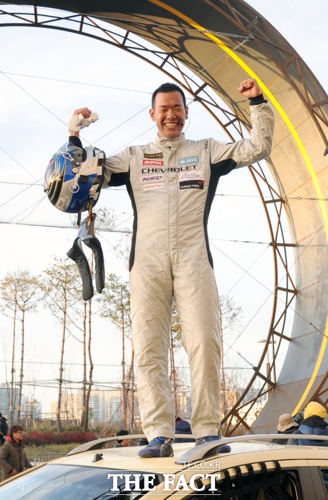 김진표 레이싱 경기 중 대형사고 당해. 가수 김진표가 11일 오후 강원도 영암KIC에서 열린 슈퍼6000 클래스에 출전해 대형사고를 당해 충격을 주고 있다. /조재형 기자