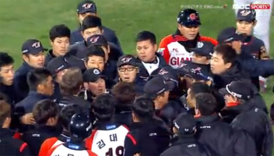 이동걸, 올해 첫 퇴장. 한화 투수 이동걸이 고의성 높은 몸에 맞은 공으로 퇴장 명령을 받았다./MBC스포츠캡처