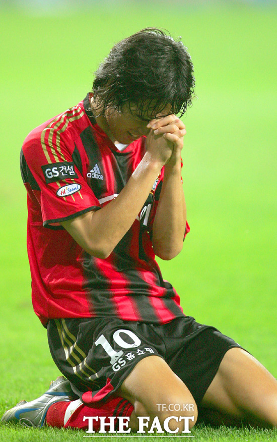 박주영, 페널티킥 성공! 박주영이 12일 인기 검색어에 등장했다. FC 서울로 복귀한 박주여은 12일 인천 유나이티드와 경기에서 첫 골의 기쁨을 맛봤다. / 더팩트 DB